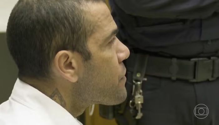 Daniel Alves paga fiança de 1 milhão de euros, e juízes esperam passaportes para libertar jogador